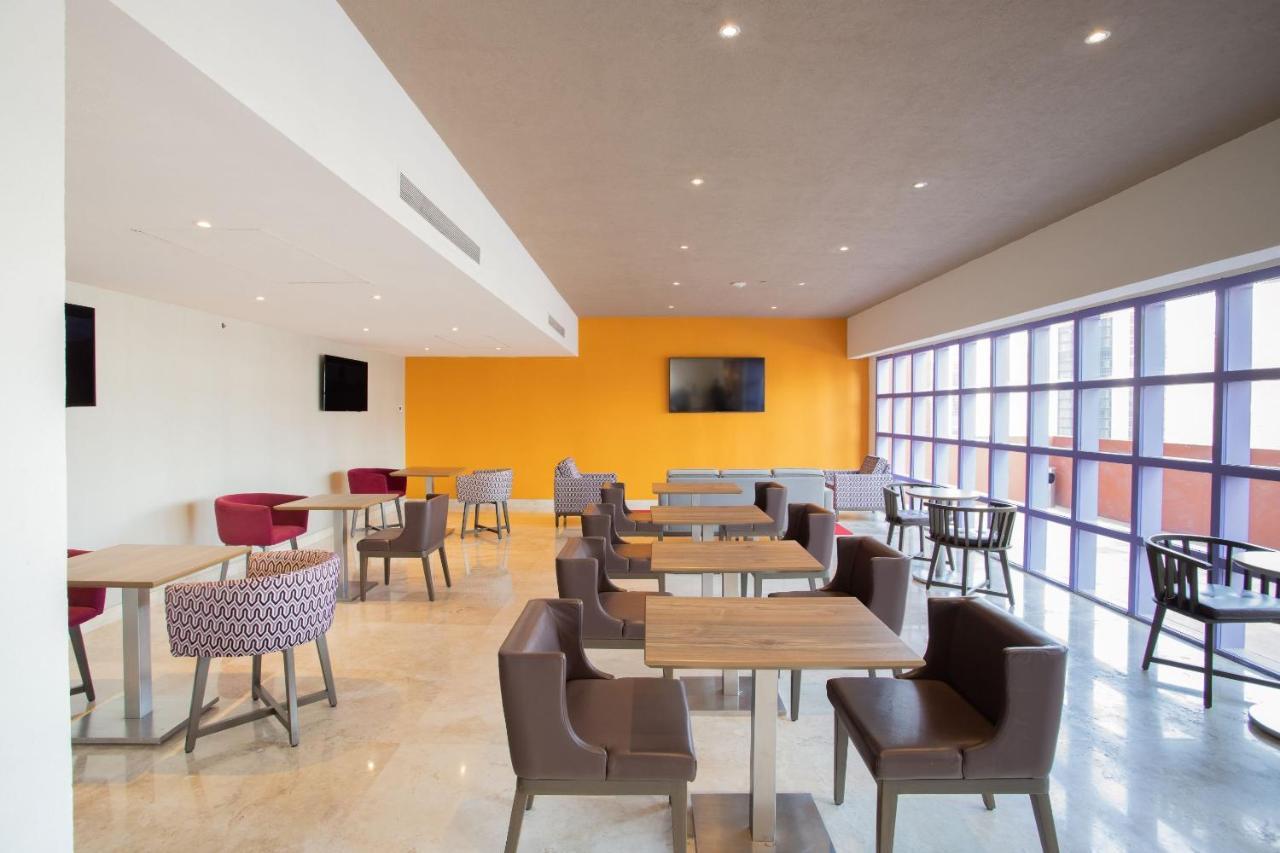 Hotel Camino Real Monterrey San Pedro Garza Garcia Esterno foto The lounge at the airport