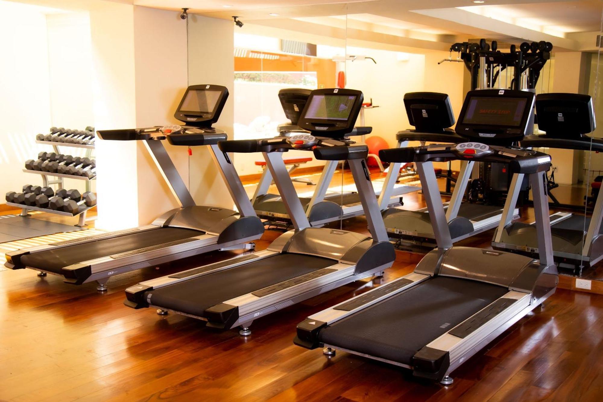 Hotel Camino Real Monterrey San Pedro Garza Garcia Esterno foto Treadmills in a gym