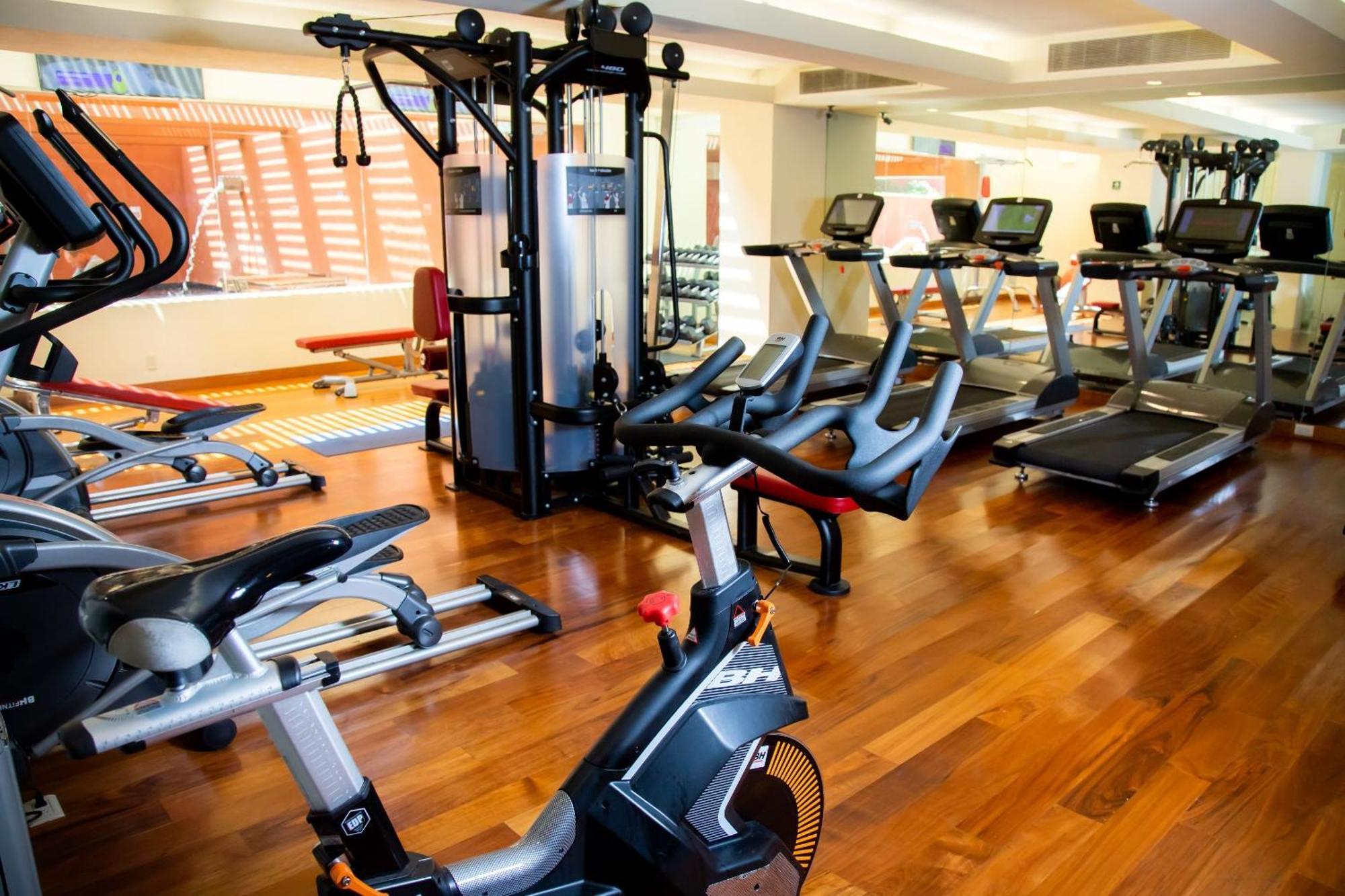 Hotel Camino Real Monterrey San Pedro Garza Garcia Esterno foto A gym in a hotel