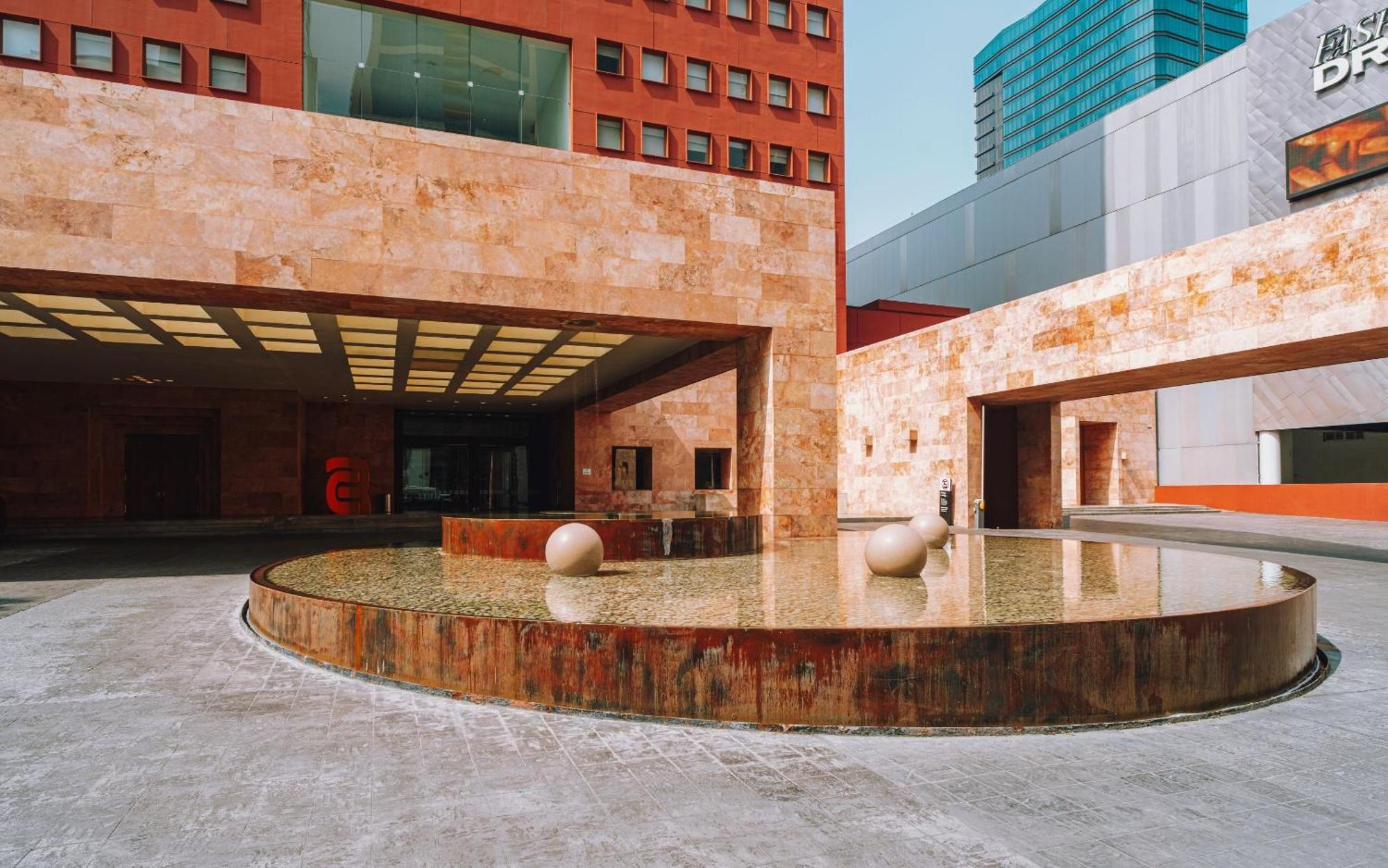 Hotel Camino Real Monterrey San Pedro Garza Garcia Esterno foto Fountain at the entrance of the museum